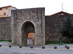 En la portal de San Juan se aprecia perfectamente como era la muralla que rodeaba a Bermeo