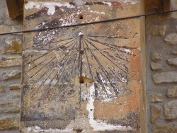 Reloj solar vertical de la iglesia de San Miguel de Mendata. 