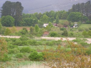 En el centro de la fotografía tomada desde el caserío Gazteategi se pueden ver los restos del molino de marea Errotatxu (Kortezubi).