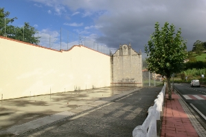 Frontón del barrio Ibaeta de Ibarrangelu