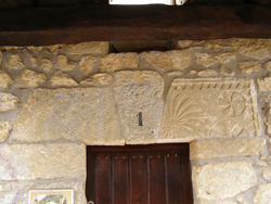 Estela en el dintel de la puerta de la ermita de San Mamés
