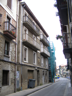El edificio de color crema tiene puesto en la fachada el nombre de Gaztegia Barria. 