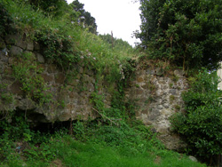 Solamente se conservan algunos trozos de la muralla del antiguo alcázar.