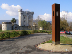 En el siglo XIX, en el solar que ocupaba la casa torre Arteaga, el arquitecto francés Couvrechet construyó el castillo que aparece en la fotografía