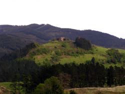 La casa torre Montalbán se localiza en un promontorio, a 203 m de altura. Entre las peculiaridades de esta construcción destaca su planta pentagonal, única en Bizkaia.
