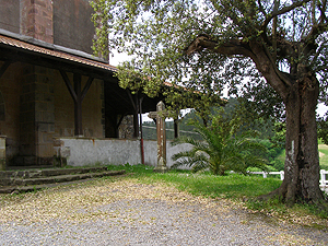 1º cruz del Vía Crucis de Arratzu al lado de la iglesia de Santo Tomás