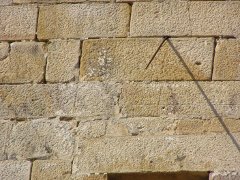 Reloj del sol vertical situado en la iglesia de San Martín de Meakaur, en Morga.