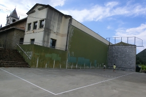 Frontón del barrio Altamira de Busturia