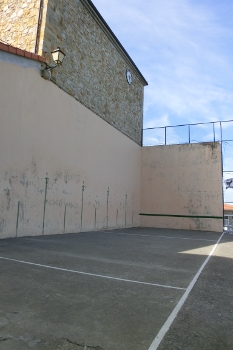 Frontón del barrio Bedaroa de Ea