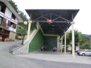 Frontón del barrio Ibarruri, en Muxika