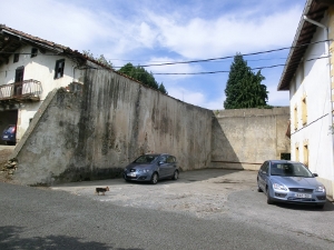 Frontón del barrio Jainko de Arrieta