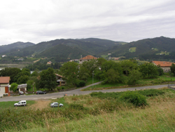 En el centro de la fotografía se observa la Casa Torre Garunaga, situada sobre un promontorio en Kanala. Detrás de ella queda la Ría de Urdaibai