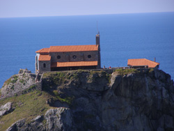 Vista cercana de la emita.