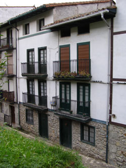 Edificios números 13 y 15 en Jesusen Kalea (Ea).