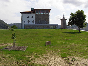 Casa Torre renovada. Actualmente acoge el Centro de la Biodiversidad de Euskadi.