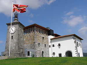 Enfrente de la casa torre se sitúa la Torre del Reloj