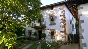 Casa del Coadjutor deituriko baserri-etxea (Errigoiti)