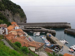 Portua Elantxobeko Talaia Nagusitik, Ogoño lurmuturraren oinetan kokatuta.