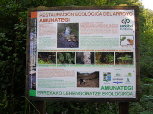 Panel interpretativo sobre el Proyecto de Restauración del arroyo Amunategi en Busturia