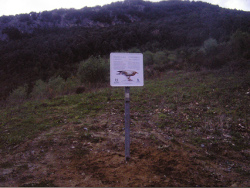 Cartel colocado para proteger la zona de cría del alimoche.