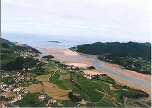 Vista desde el aire del entorno en el que la ría confluye en el mar